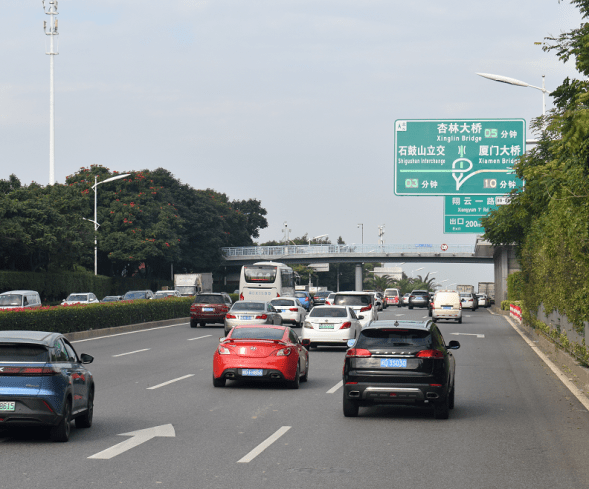 智能网联主动发光首批智慧指路标志现身成功大道