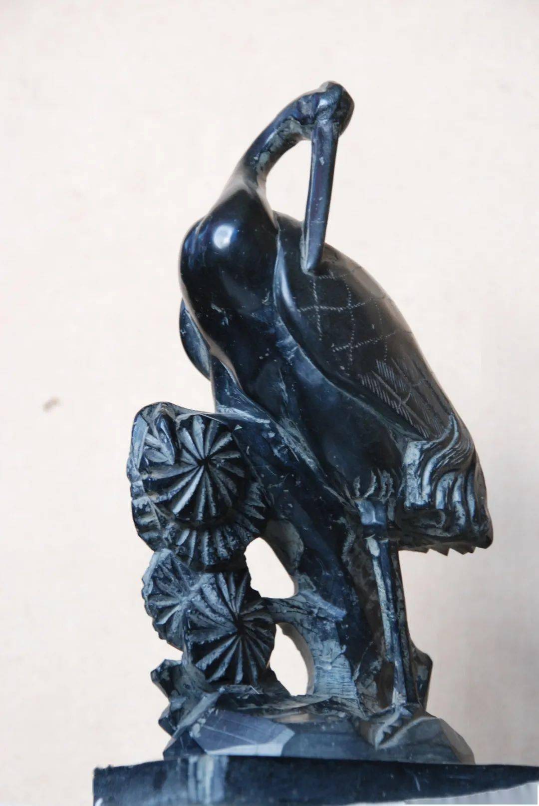 墨晶石雕的风格特征墨晶石雕是湘楚雕刻艺术的代表和骄傲,其作品堪称