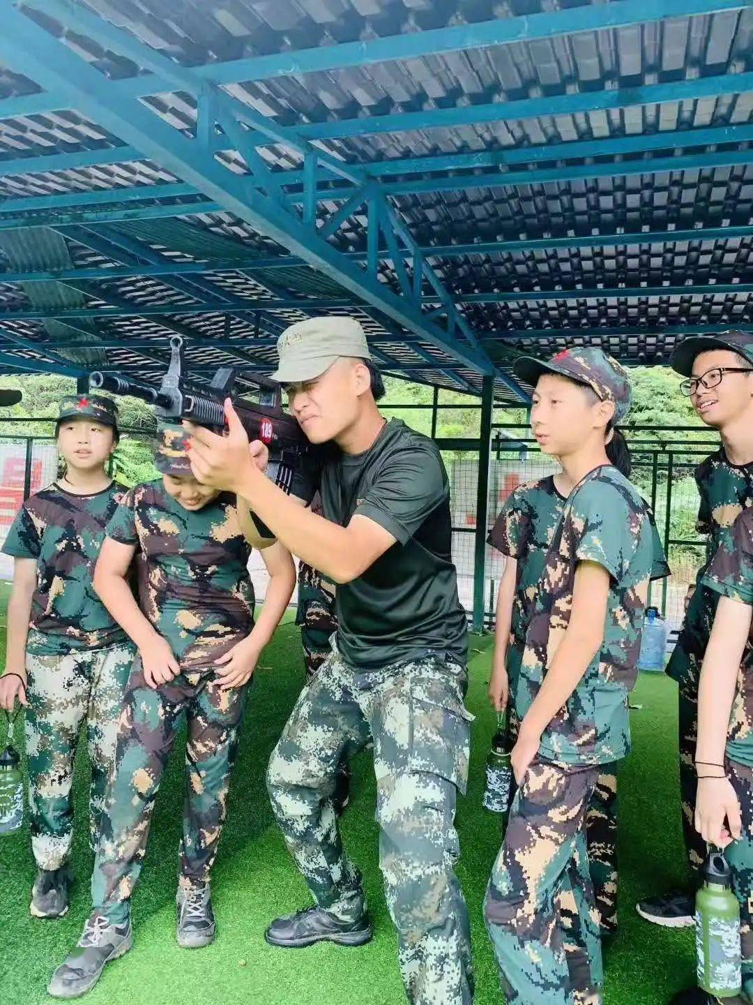 实战射击,军事拓展……寒假来小小神枪手冬令营,圆你"英雄梦"!""