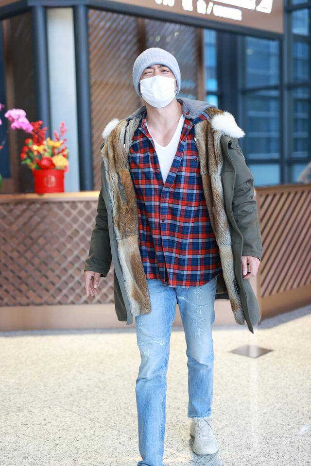 杨烁现身机场瘦了许多双手比耶油腻感少了很多