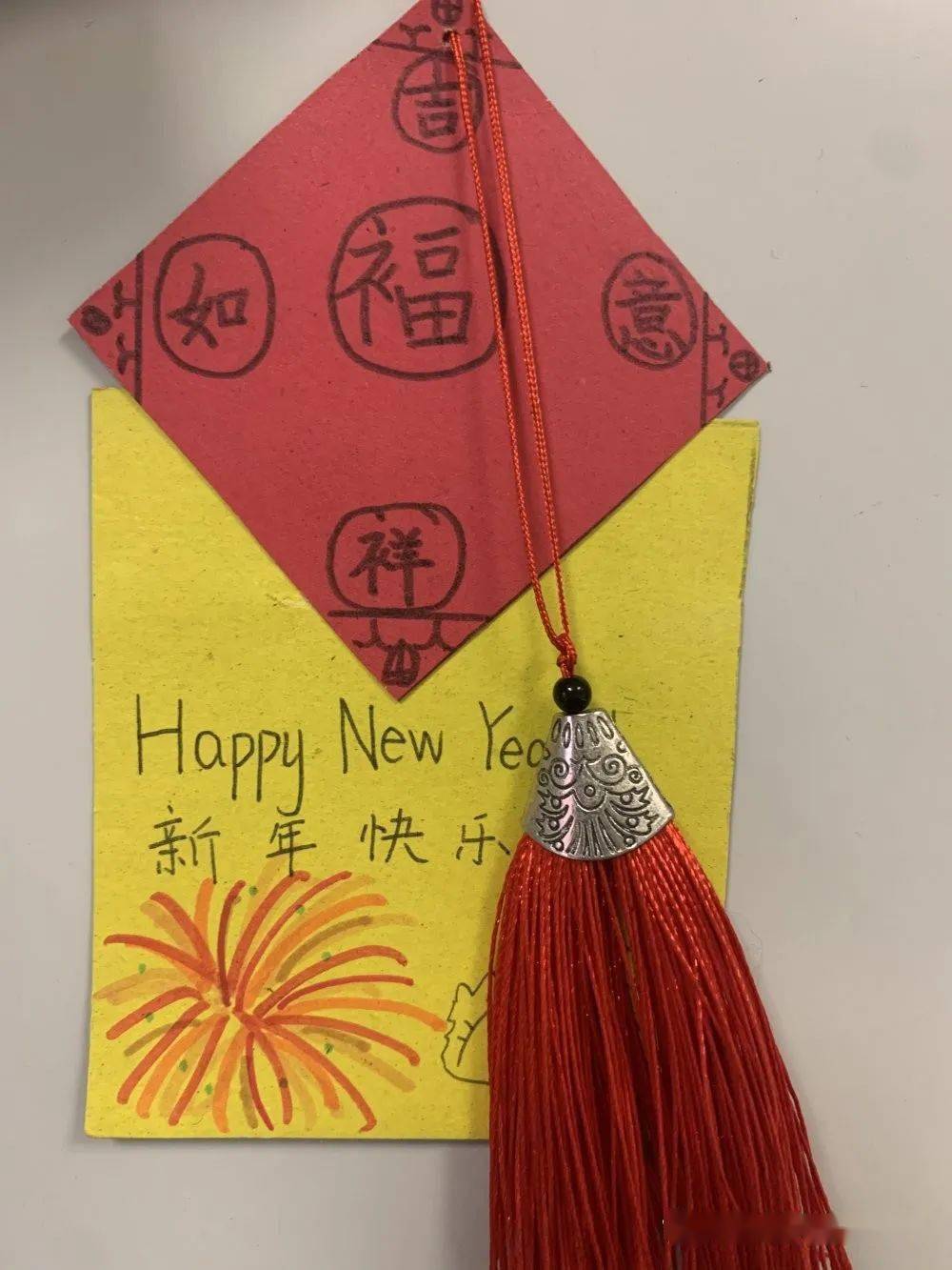 设计,勾线,涂色,写字,有的孩子画了新年书签,制作得都认认真真,精彩极