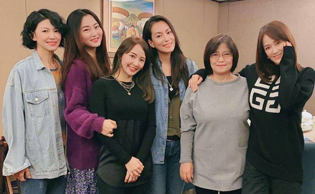 当天缺席的一位屈旻洁也让公司把自己p到了大合照里面,可见