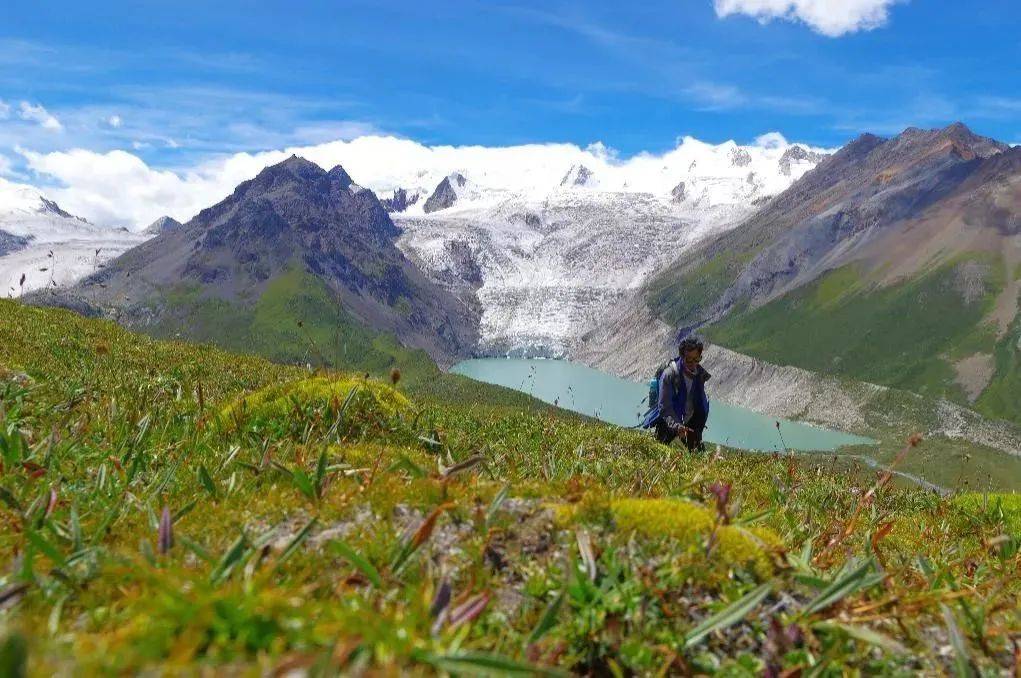 背着包走在布加雪山北坡的王相军穿着羽绒服坠落冰面需要等浮冰化了