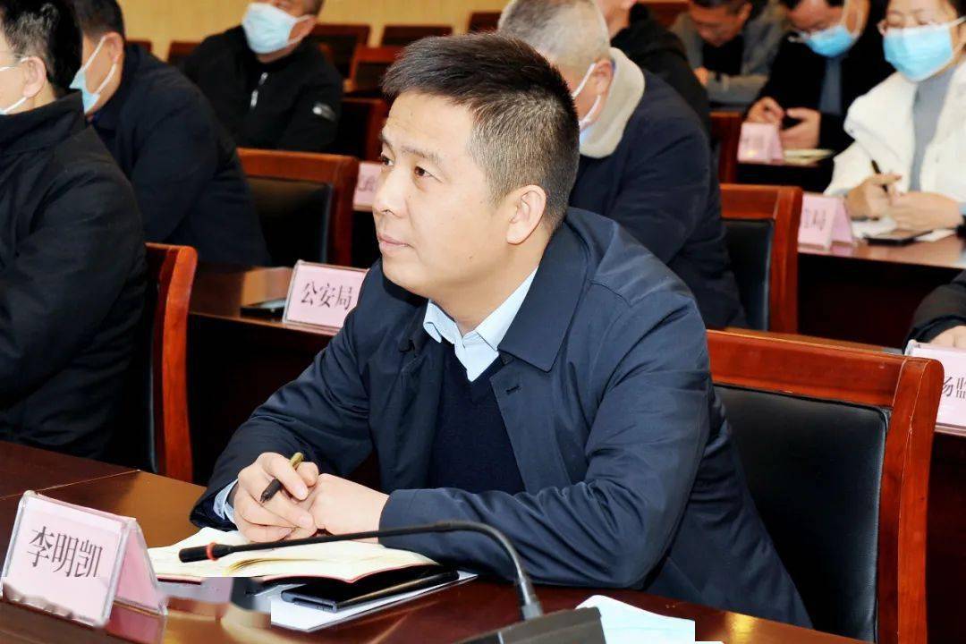 张小兵在县卫生健康和体育局宣讲党的十九届五中全会精神