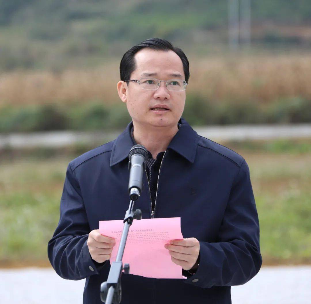 百色市副秘书长农李泽宣布岳圩口岸联线公路项目开工.