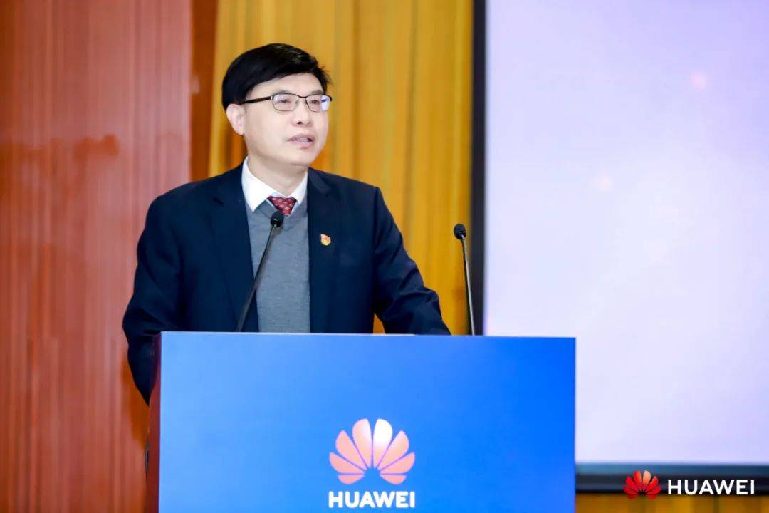 华为公司中国区副总裁周建军,华为业务应用与装备部部长常栋,华为资深