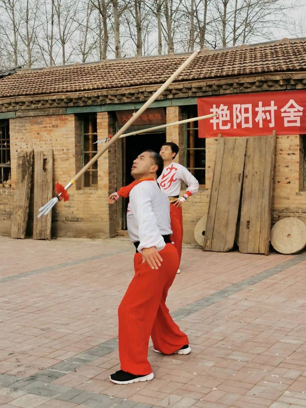 飞叉是集武术,杂技,祭祀,戏曲,民间花会等表现形式于一体的独特艺术