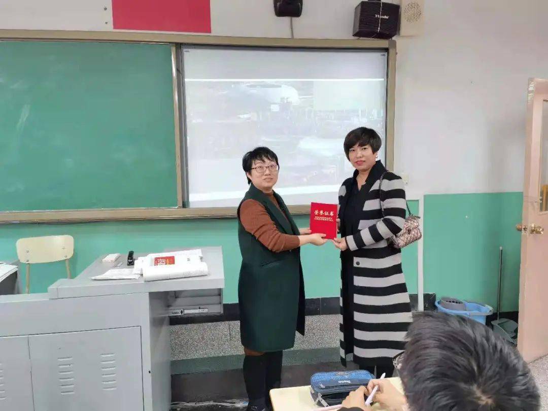 老照片重现历史新时代接续奋斗天津市第五十四中学特聘思政教师进校园