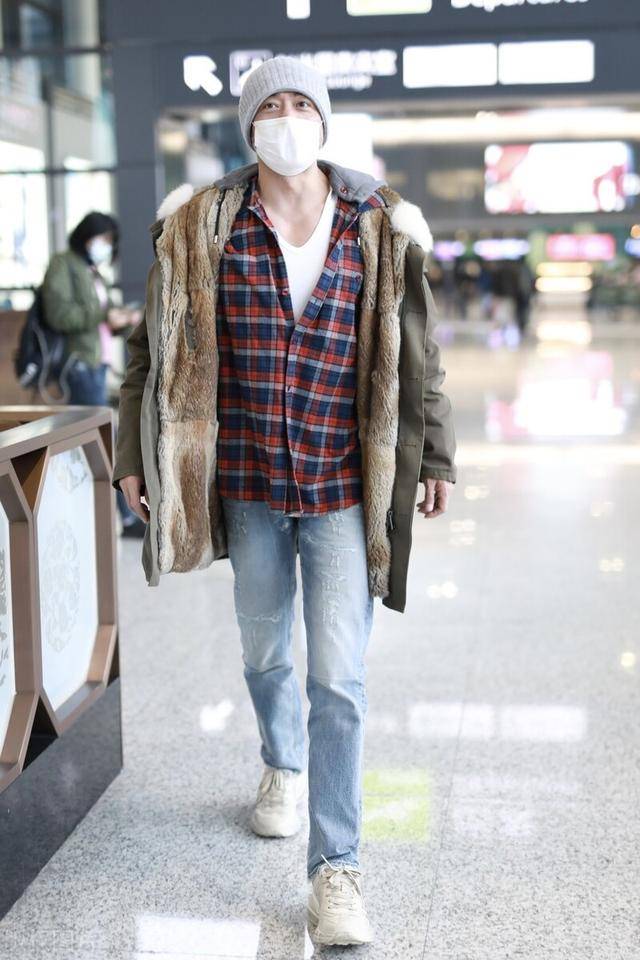 大江大河2杨烁现身机场穿格子衬衫外搭毛绒外套帅气十足