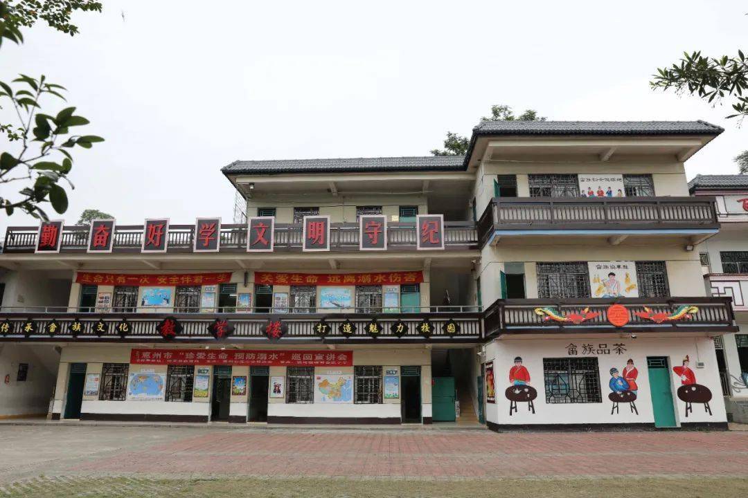2014年3月,该镇在嶂背小学建设了一个有民族特色的标志性建筑的畲族