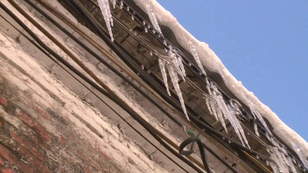 泗洪人冰棱高悬当心头顶的威胁