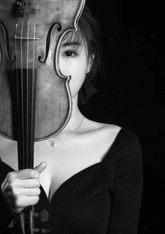 时代巨献听周鑫和她指尖下的强者独白