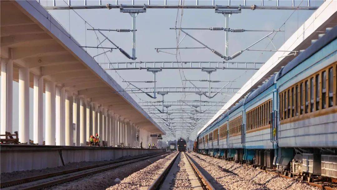 大临铁路通车在即首发车临沧佤山凤城号领跑时代