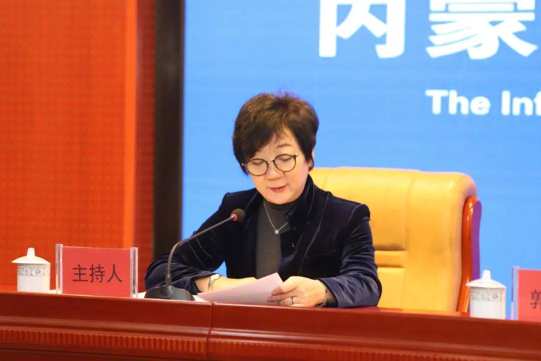 自治区环境保护宣传教育中心杨爱群主持发布会媒体记者提问《各级党委