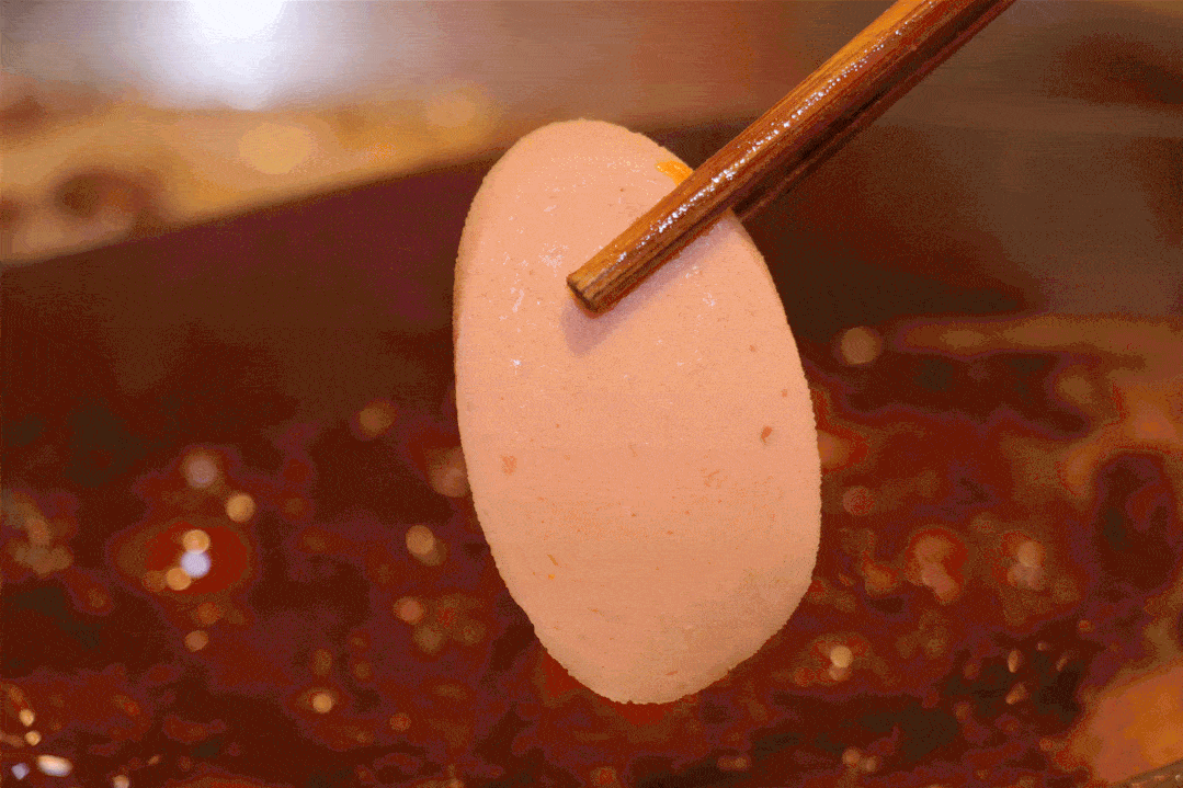 用斜刀切得厚厚的火腿肠,肉质细腻,鲜香浓郁,下到哪个锅里都很好吃