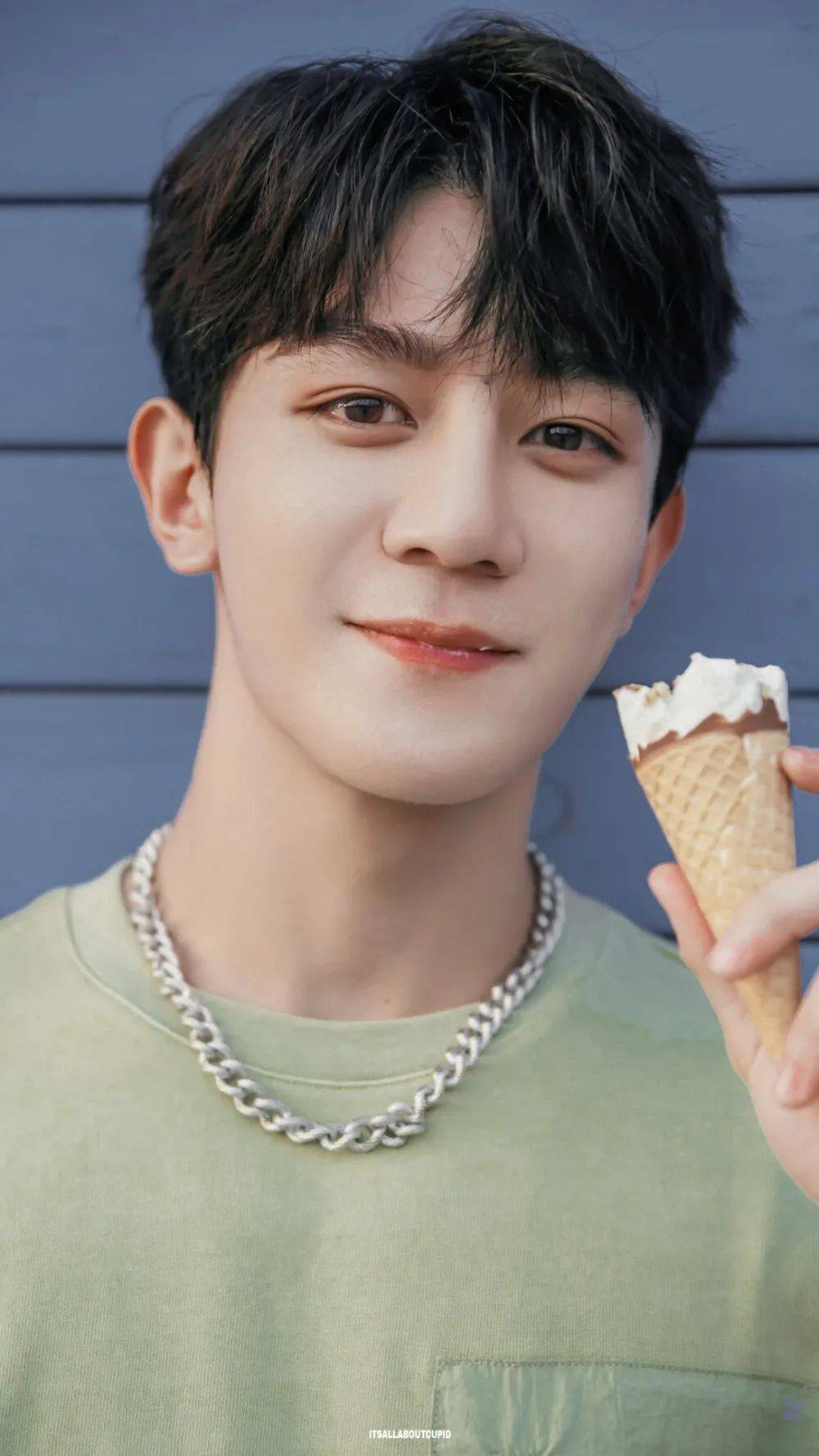 手机壁纸r1se夏之光