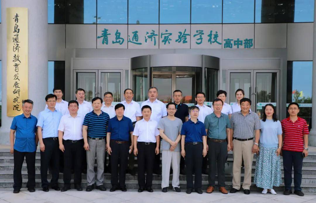 即墨区教育和体育局局长李德军(右),副局长李志刚(左)为教育发展研究