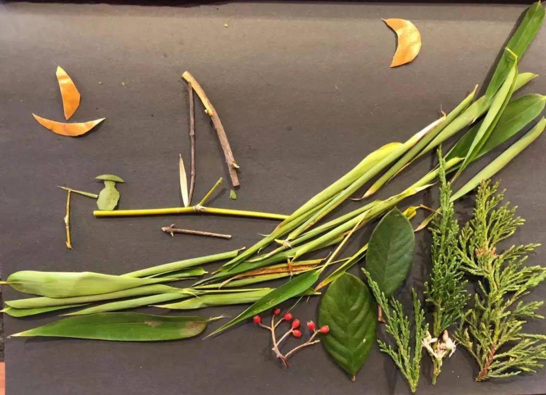 还有去年我做的树叶画,孤舟垂钓.前几年做的迷你雪松.