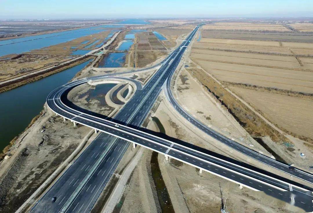 该工程连接滨海新区绕城高速与塘承高速公路一期工程,包括5条匝道及1