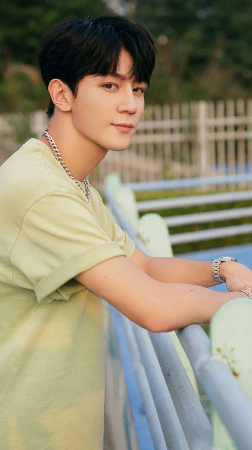 手机壁纸r1se夏之光