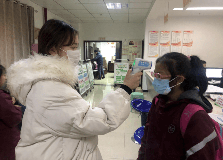 松林坡社区(左)陈家桥街道桥南社区(右)检查场所内的消防安全设施3