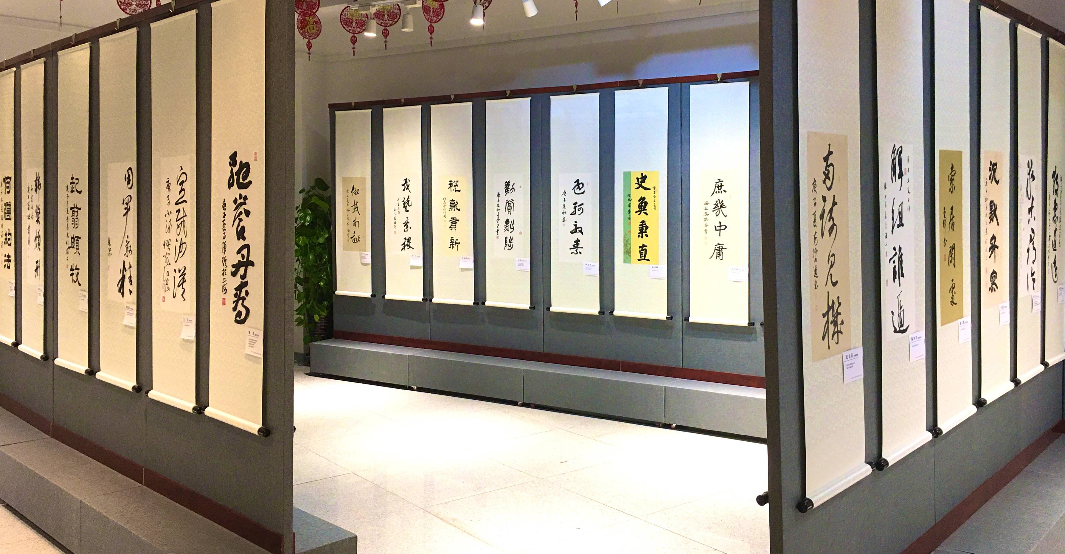 发布会上,乾安县委常委,常务副县长张黎为著名书法家代表屠杰,保国安