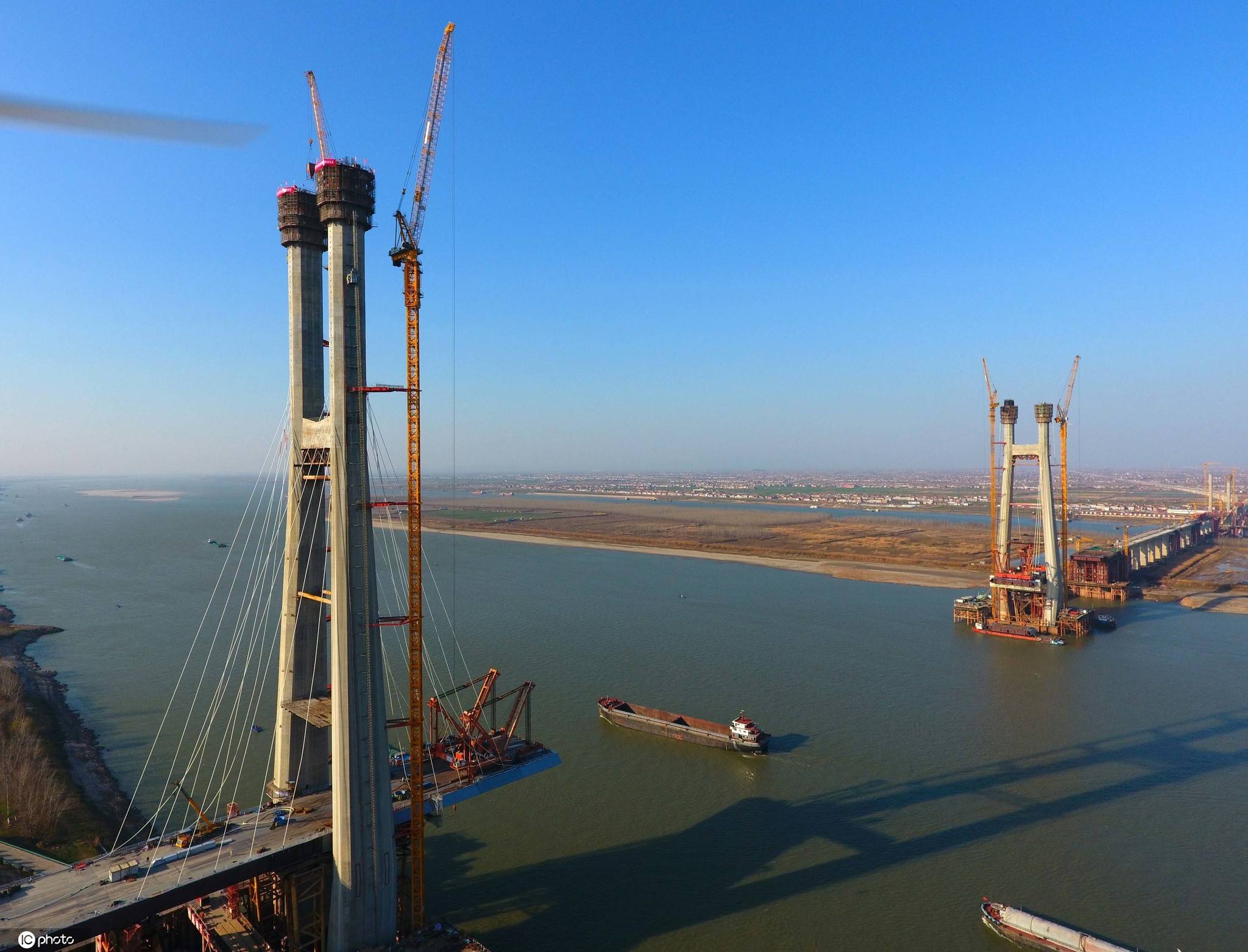 我国首座交叉索斜拉桥安九铁路鳊鱼洲长江大桥主桥首个主塔封顶