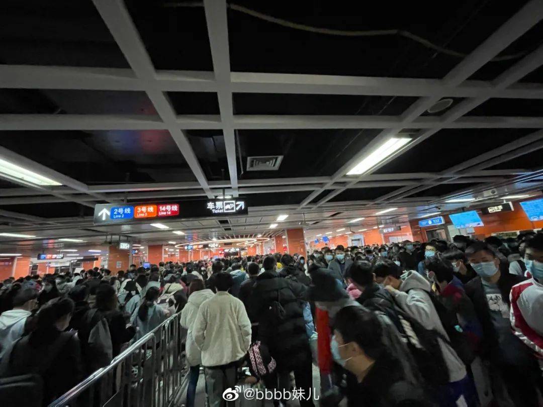 就在刚刚地图全面飘红地铁限流广州人直呼太难了