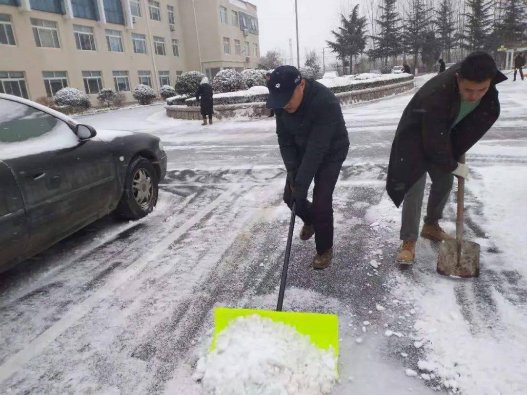 看似是一次小小的掃雪行動,折射出的卻是機關幹部和回裡百姓務實的