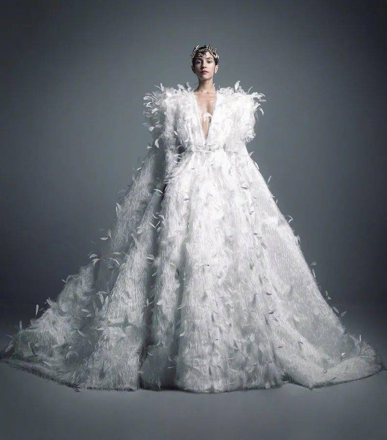 暗黑调的 nicolas jebran 高定礼服,也太加分了!