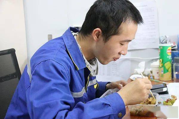 乙烯项目 安全员梁付通中午连班现场用餐