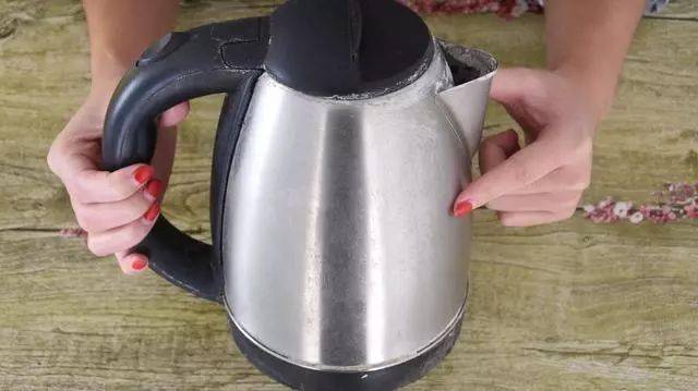废旧的电水壶别再扔了,留在家里非常实用,一年帮我们省几百块_电热