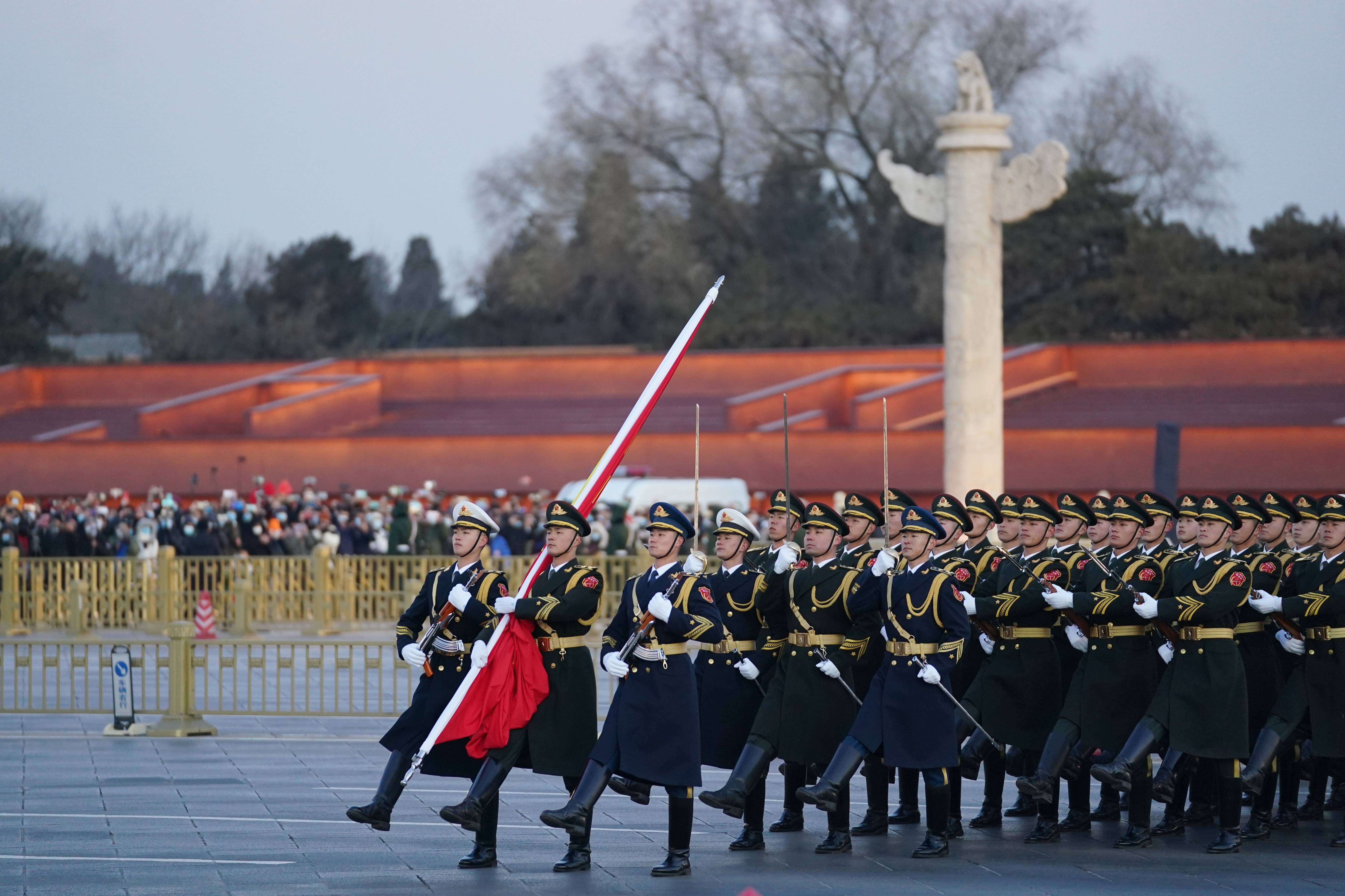1月1日晨,北京天安门广场举行隆重的升国旗仪式