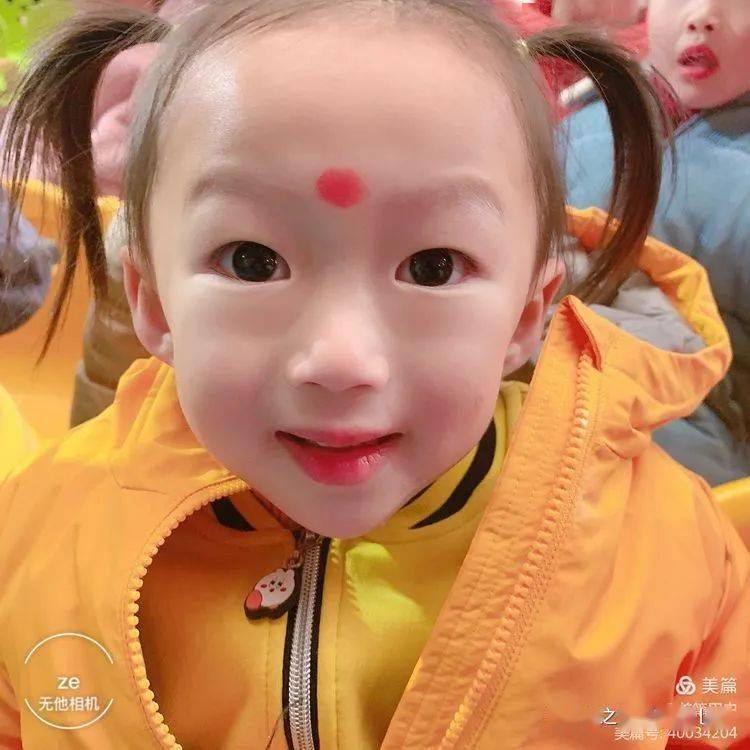 所谓的"朱砂开智"就是用朱砂为刚刚入学的孩子在他的额头的正中央点上