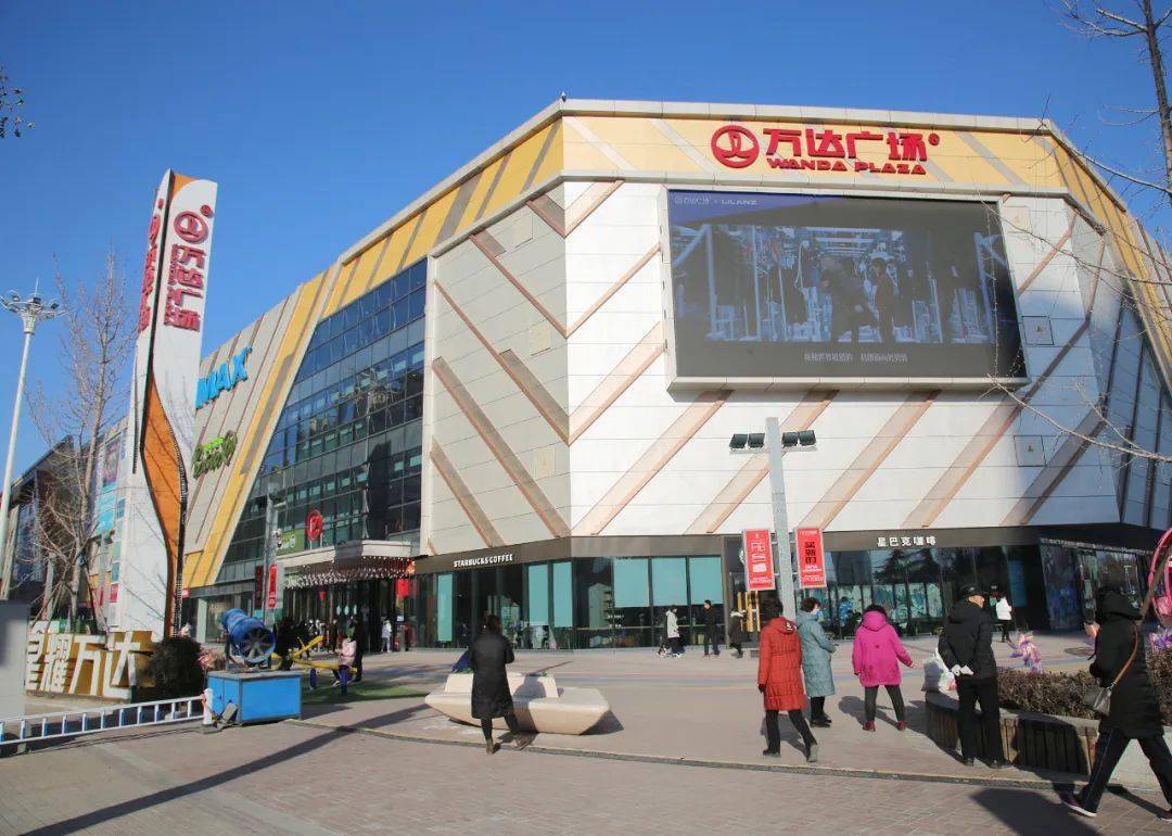 在万达广场,张强常务副市长详细了解该商场商品进货渠道来源,过期食品