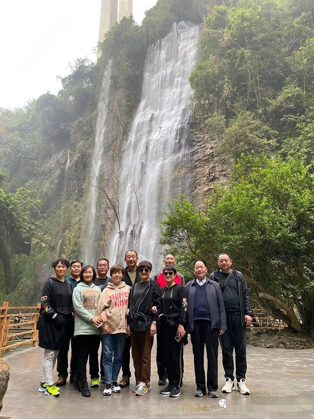 赠送"惟仁者寿"寿匾给寿民邓诚才老人的故居,是巴马长寿文化的发源地