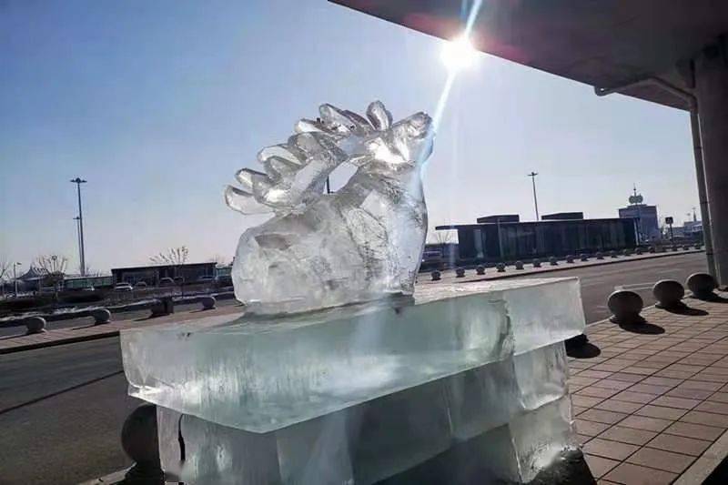 长春龙嘉国际机场新增雪雕冰雕景观一下飞机就感受冰天雪地