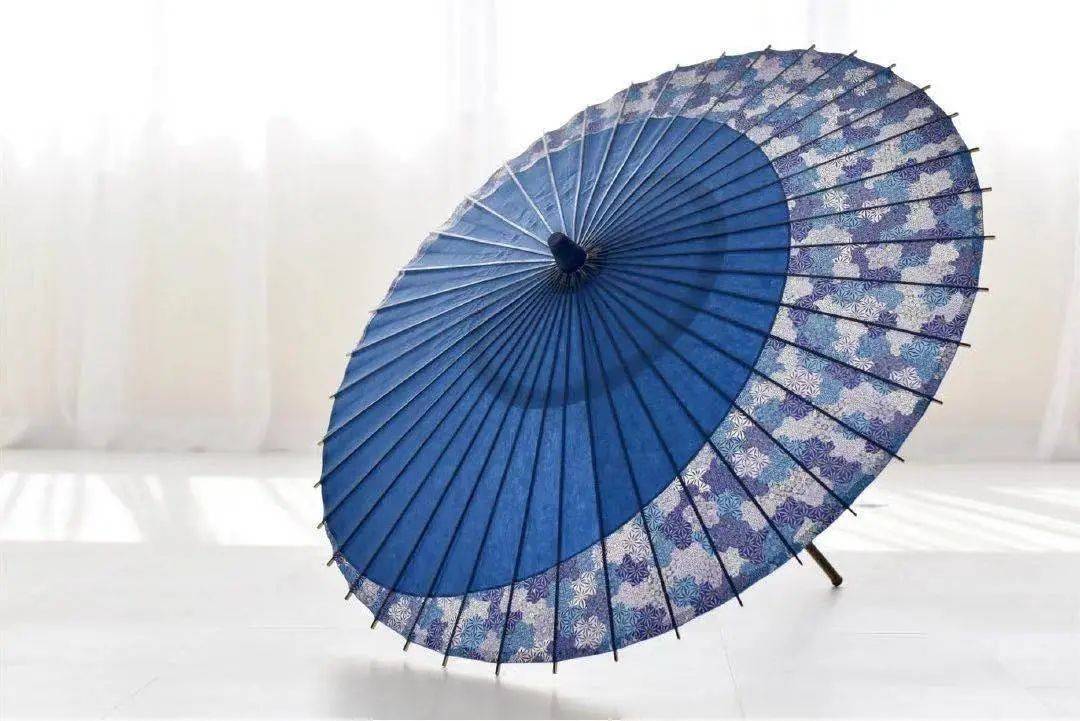 你一定好奇过的问题之——日本人为何爱用透明的长柄伞