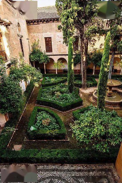 这里经过5个多世纪的建造,融合了诸多古罗马和阿拉伯的文化元素,这也