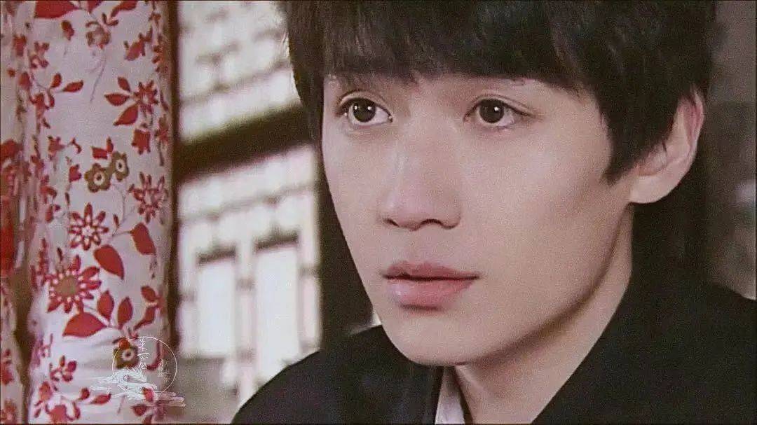 很快,主角适合年轻人的戏大幅减少,朱一龙开始演镶边人物,诸如男一号