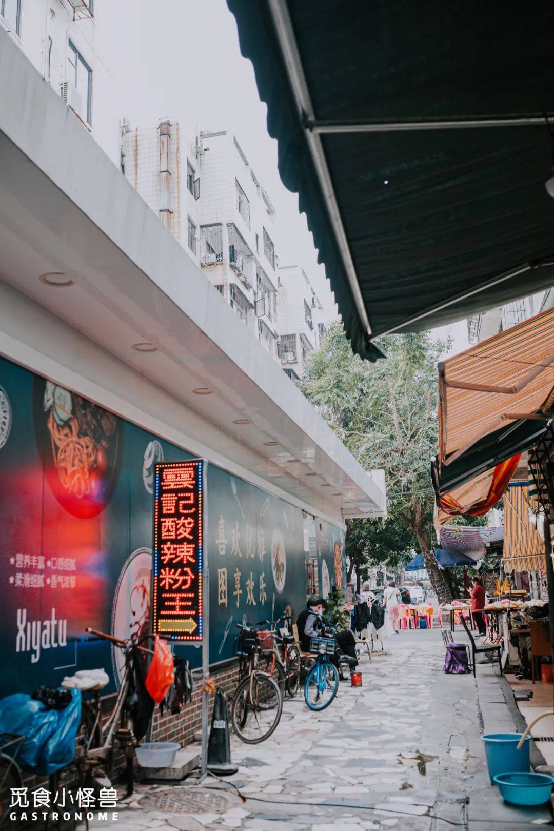 摸索到通往【云记酸辣粉王】的小巷子,会看到一块显眼的指路牌.