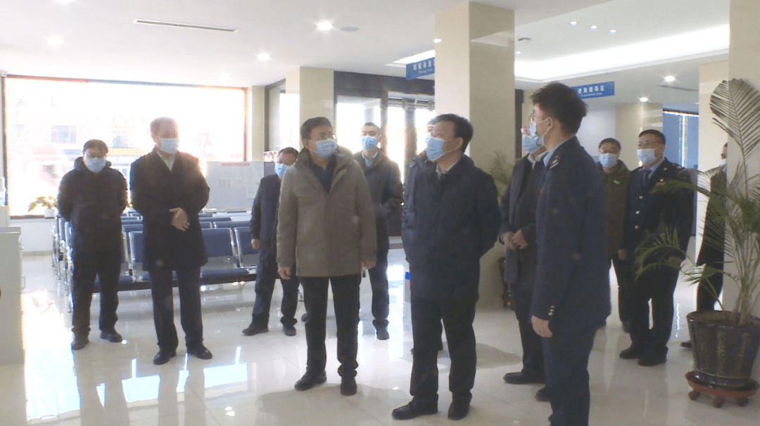 县四大班子领导慰问财税金融单位干部职工