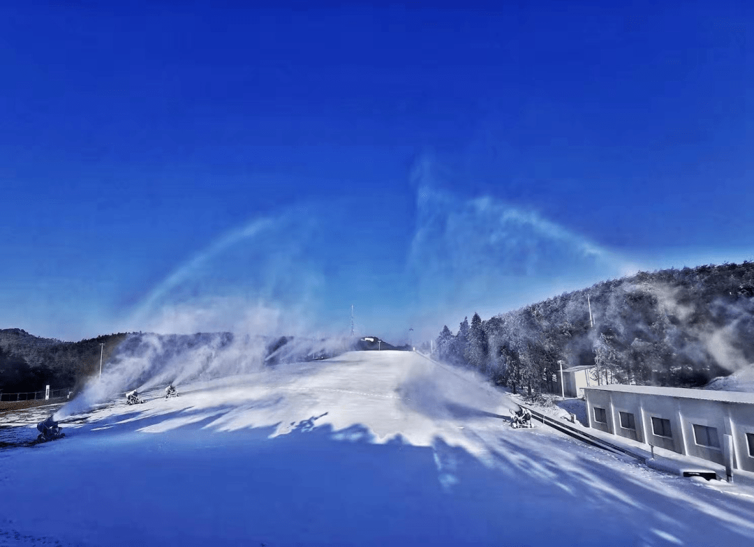 商量崗滑雪場設有遊客服務中心,滑完雪可以到這裡喝上一口熱茶,瞬間就