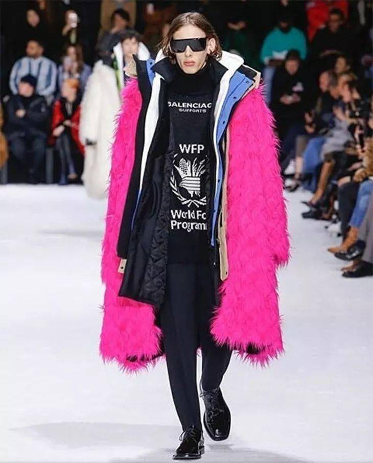 对了,漫画人物身上的衣服来自奢侈品牌巴黎世家.