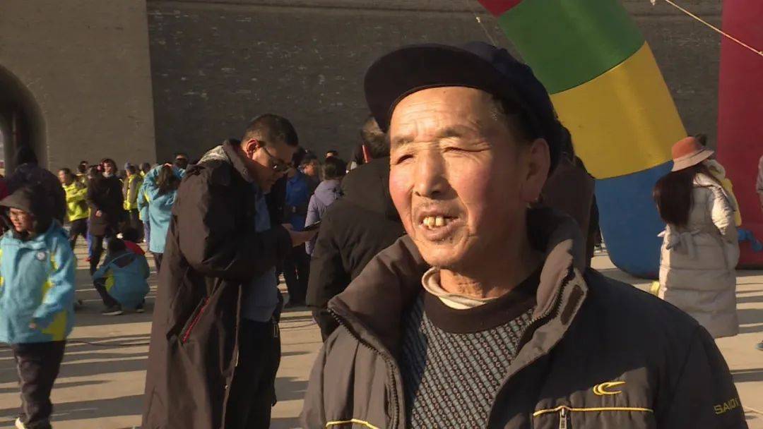 在热闹非凡的人群中,董映川老人显得格外引人注意,据了解,今年66岁的