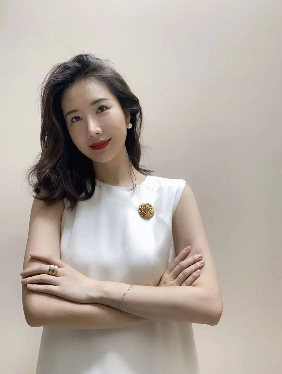 忘了说,董花花之前的小红书简介写的是:人间富贵花.