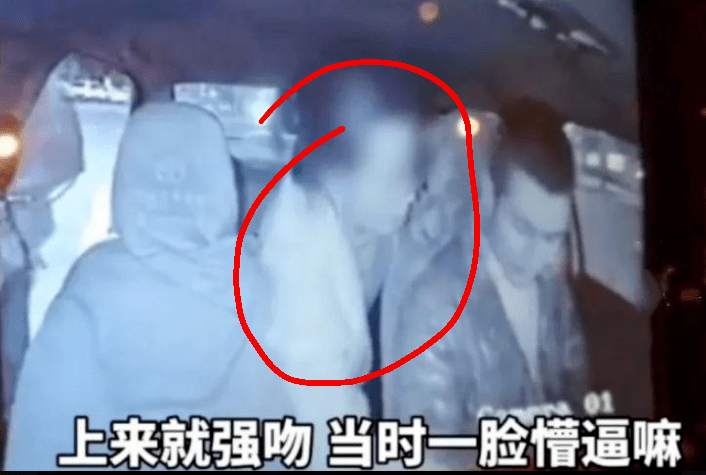 事发江油女乘客强吻出租车司机事后给15元精神损失费