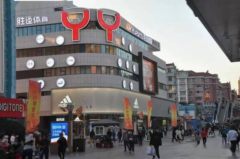 特色街管理中心主要领导多次带队前往台东步行街胜道体育广场项目现场