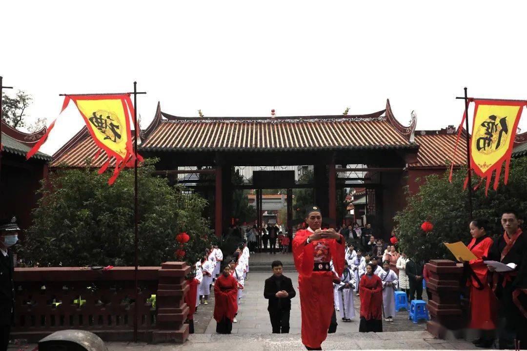成童礼……正衣冠,拜孔圣,诵读经典,司仪官迎宾拜谒先师来到了庄严的
