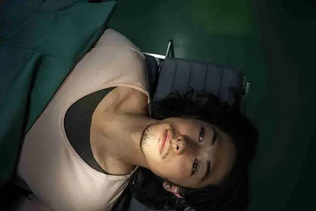 敢给自己整容的狠人成功躲避追捕近三年真实经历拍成这部电影